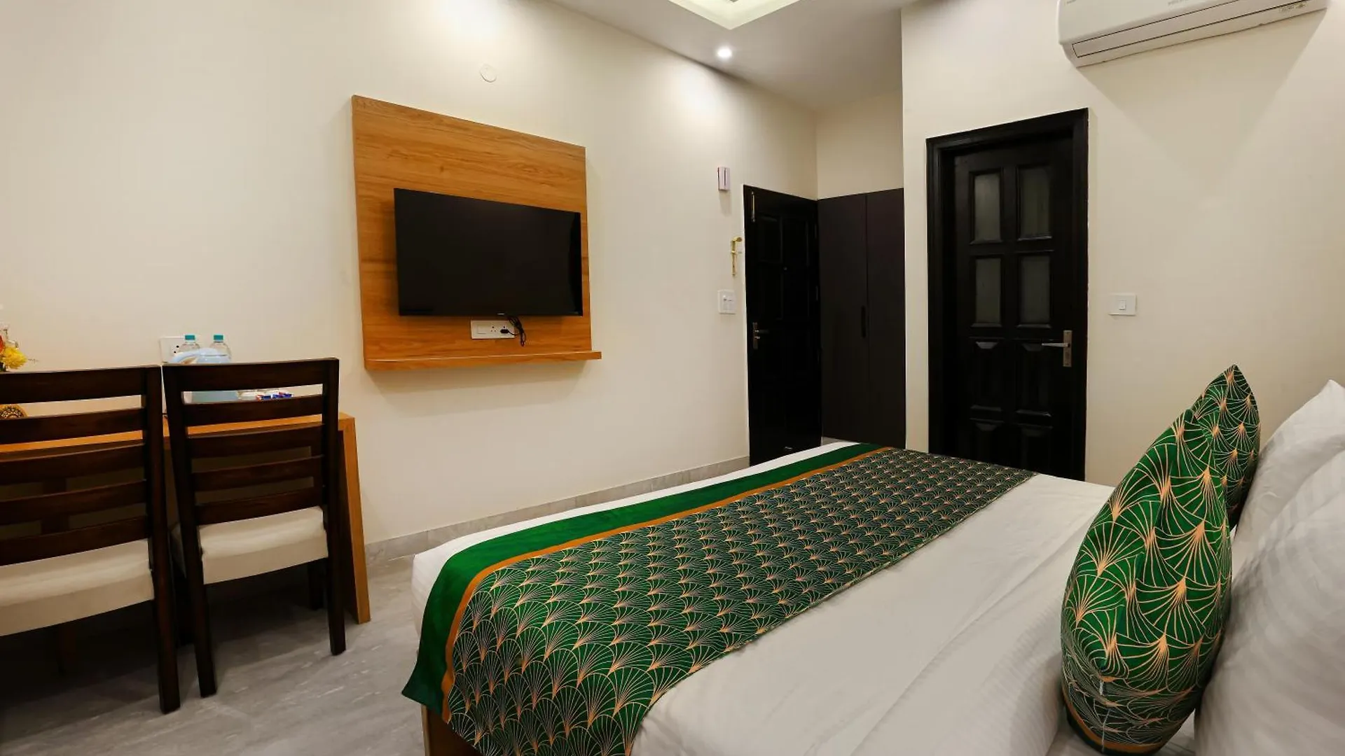 Opo Essential Hotel Gurgaon 3*,