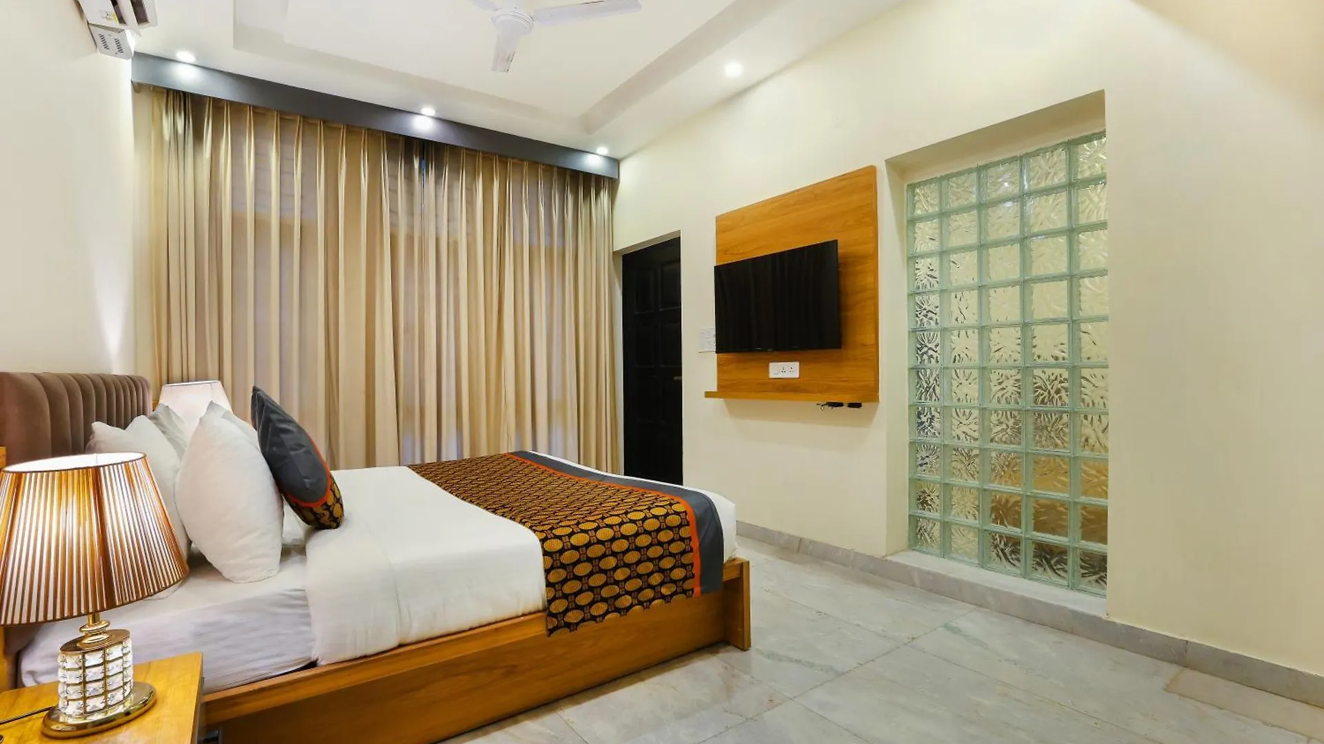 ***  Opo Essential Hotel Gurgaon Indien